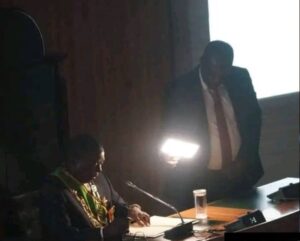 Le Parlement zimbabwéen plongé dans le noir en pleine allocution de Mnangagwa. Une panne révélatrice d’une crise énergétique chronique.