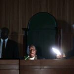Le Parlement zimbabwéen plongé dans le noir en pleine allocution de Mnangagwa. Une panne révélatrice d’une crise énergétique chronique.
