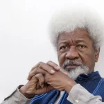 Les États-Unis révoquent le visa de Wole Soyinka. À 91 ans, l’écrivain nigérian réagit avec ironie et renforce son image de voix libre.