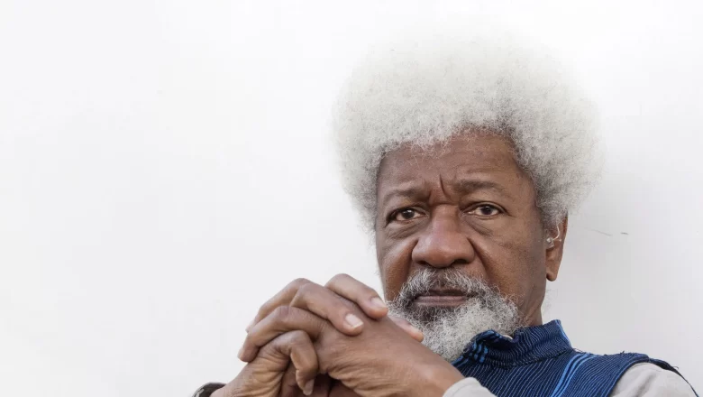 Les États-Unis révoquent le visa de Wole Soyinka. À 91 ans, l’écrivain nigérian réagit avec ironie et renforce son image de voix libre.