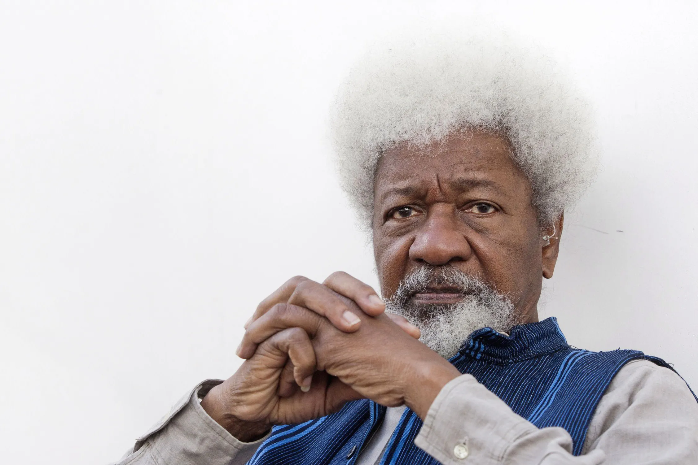 Les États-Unis révoquent le visa de Wole Soyinka. À 91 ans, l’écrivain nigérian réagit avec ironie et renforce son image de voix libre.