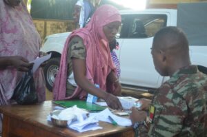 L’armée béninoise organise une opération médico-sociale exceptionnelle à Malanville. Consultations gratuites, lutte contre le paludisme et coproduction de la sécurité : un geste fort pour les communautés vulnérables.