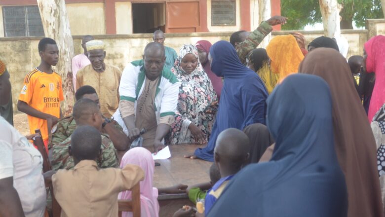 L’armée béninoise organise une opération médico-sociale exceptionnelle à Malanville. Consultations gratuites, lutte contre le paludisme et coproduction de la sécurité : un geste fort pour les communautés vulnérables.