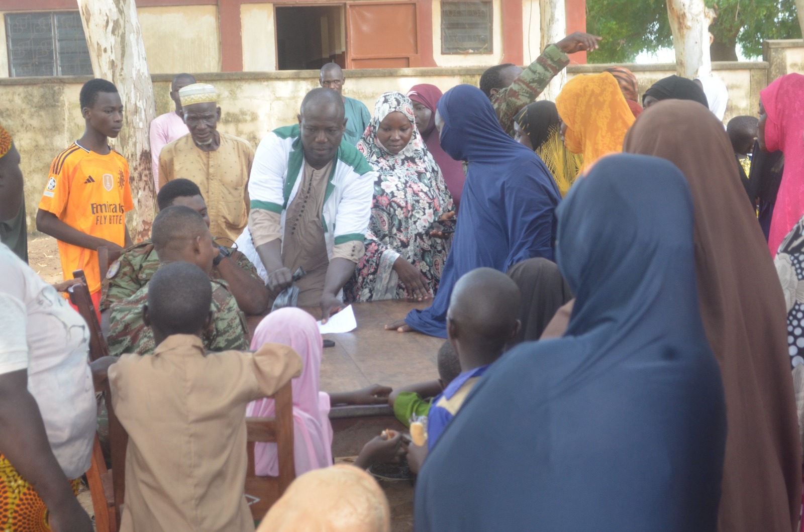 L’armée béninoise organise une opération médico-sociale exceptionnelle à Malanville. Consultations gratuites, lutte contre le paludisme et coproduction de la sécurité : un geste fort pour les communautés vulnérables.