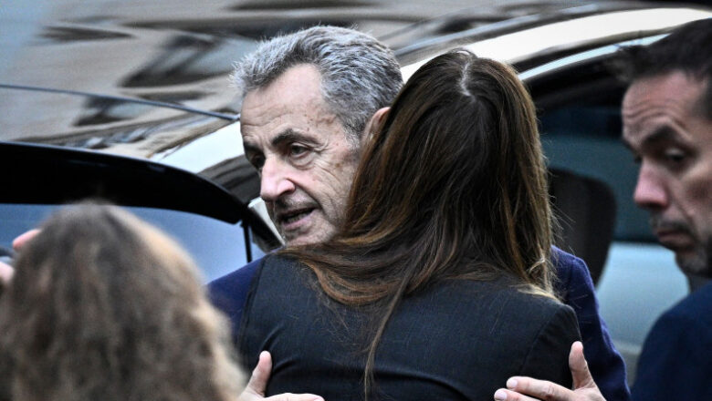 Nicolas Sarkozy débute sa peine de prison à Paris pour financement illégal de campagne. Une première dans l’histoire