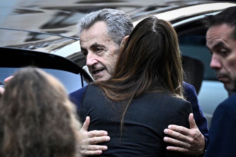 Nicolas Sarkozy débute sa peine de prison à Paris pour financement illégal de campagne. Une première dans l’histoire