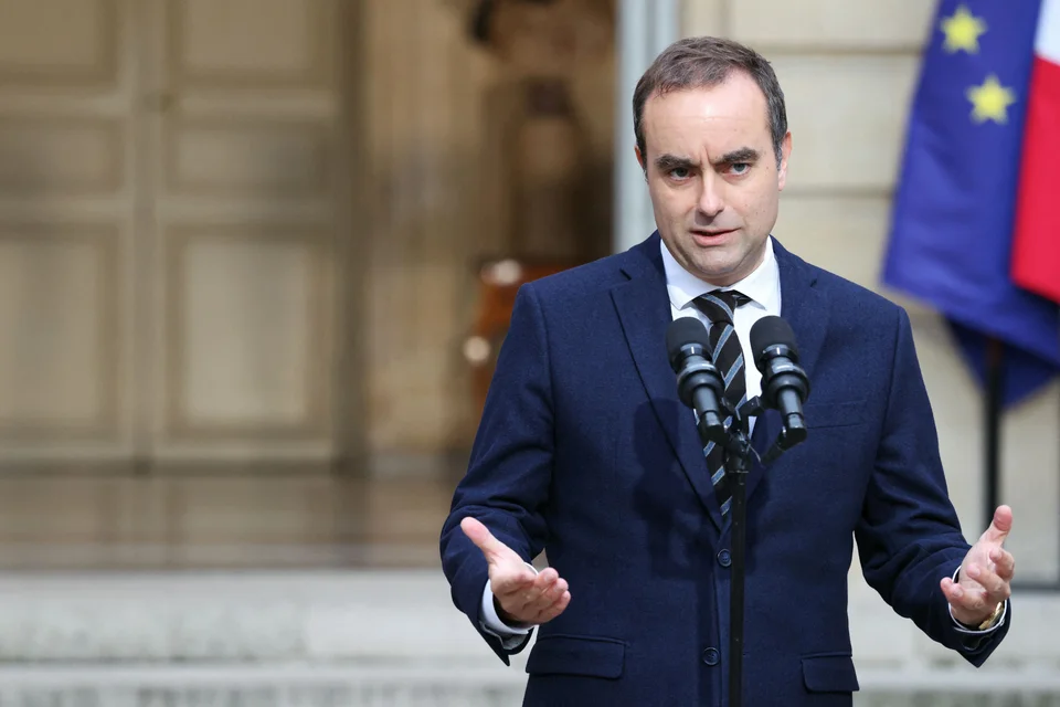 Sébastien Lecornu quitte Matignon après 14h26 de mandat : une séquence politique surréaliste qui révèle les failles du système institutionnel