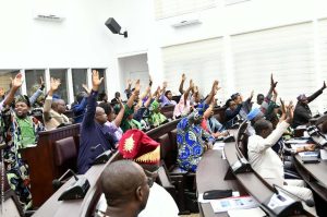 Le président de l’Assemblée nationale du Bénin, Louis Vlavonou, obtient 87 voix favorables pour son rapport semestriel.