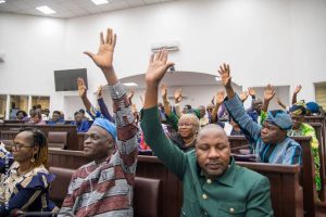 Le président de l’Assemblée nationale du Bénin, Louis Vlavonou, obtient 87 voix favorables pour son rapport semestriel.