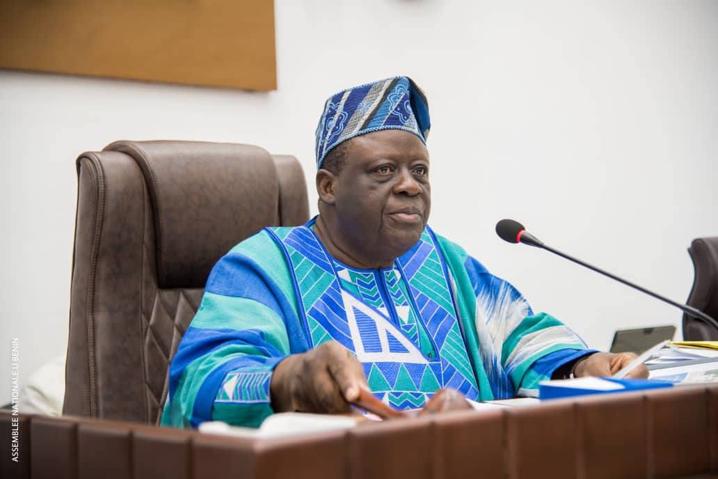 Le président de l’Assemblée nationale du Bénin, Louis Vlavonou, obtient 87 voix favorables pour son rapport semestriel. Un bilan salué pour sa rigueur, ses réformes internes et ses engagements diplomatiques.