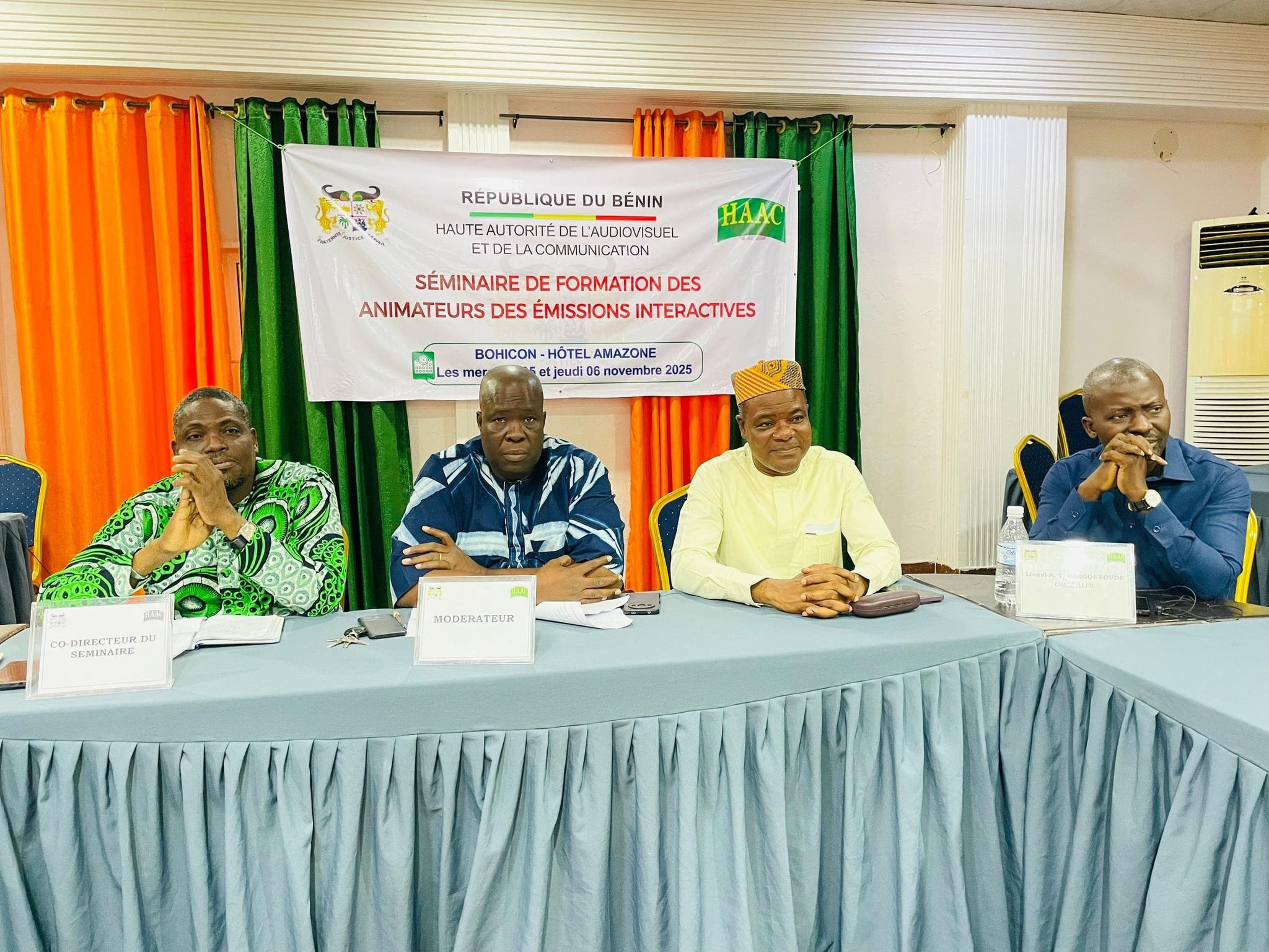 À Bohicon, la HAAC initie une formation pour les animateurs de talk-shows afin de prévenir les dérapages médiatiques et garantir un traitement responsable de l’information en période électorale.