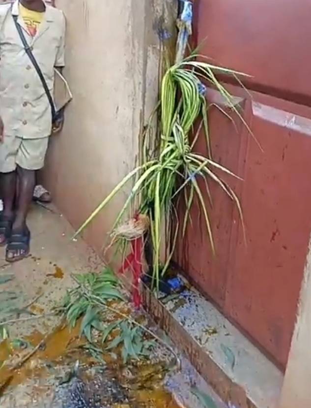 Scène insolite au Bénin : des rituels vaudous bloquent le bureau des finances du Collège d'enseignement général 2 d'Azovè , entraînant la suspension des cours et l’ouverture d’une enquête administrative.