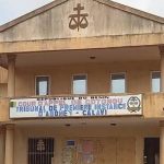 Abomey-Calavi : un vol de moto filmé par caméra de surveillance divise des colocataires . Le tribunal suspend l’affaire, en attente d’expertises vidéo