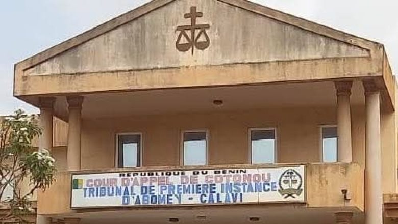 Abomey-Calavi : un vol de moto filmé par caméra de surveillance divise des colocataires . Le tribunal suspend l’affaire, en attente d’expertises vidéo