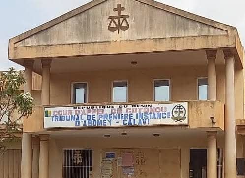 Abomey-Calavi : un vol de moto filmé par caméra de surveillance divise des colocataires . Le tribunal suspend l’affaire, en attente d’expertises vidéo