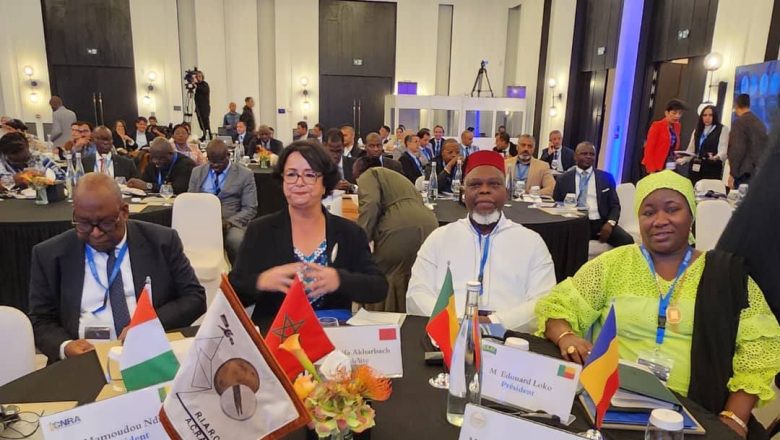 Les régulateurs africains (RIARC et HACA) débattent à Rabat sur la souveraineté numérique. Le Bénin en ouverture pour contrer la désinformation et l'emprise des algorithmes sur l'Afrique.