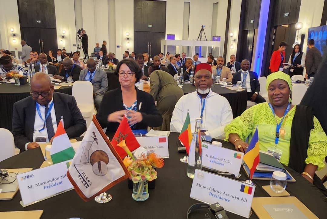 Les régulateurs africains (RIARC et HACA) débattent à Rabat sur la souveraineté numérique. Le Bénin en ouverture pour contrer la désinformation et l'emprise des algorithmes sur l'Afrique.