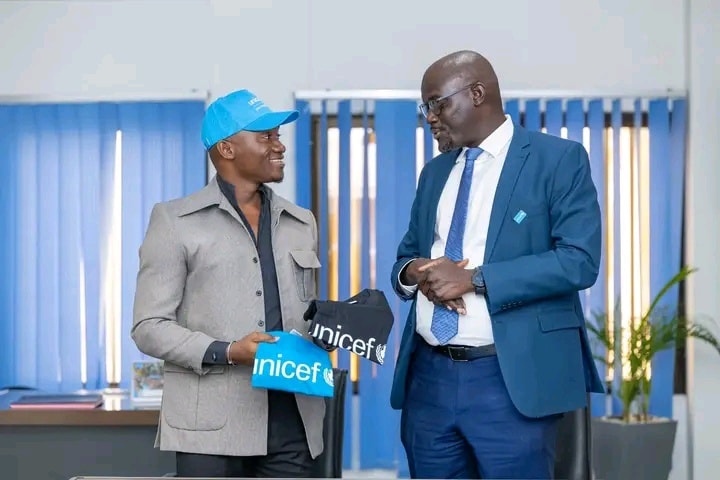 L'humoriste béninois Pacheco est nommé Champion de l'UNICEF Bénin lors de la Journée Mondiale de l'Enfance. Sa mission : promouvoir les droits des enfants et amplifier la voix des jeunes.