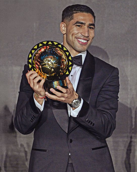 Achraf Hakimi (PSG) est sacré Ballon d'Or Africain 2025 à Rabat. Le défenseur met fin à 27 ans d'attente pour le Maroc après un quintuplé record et une saison de résilience.