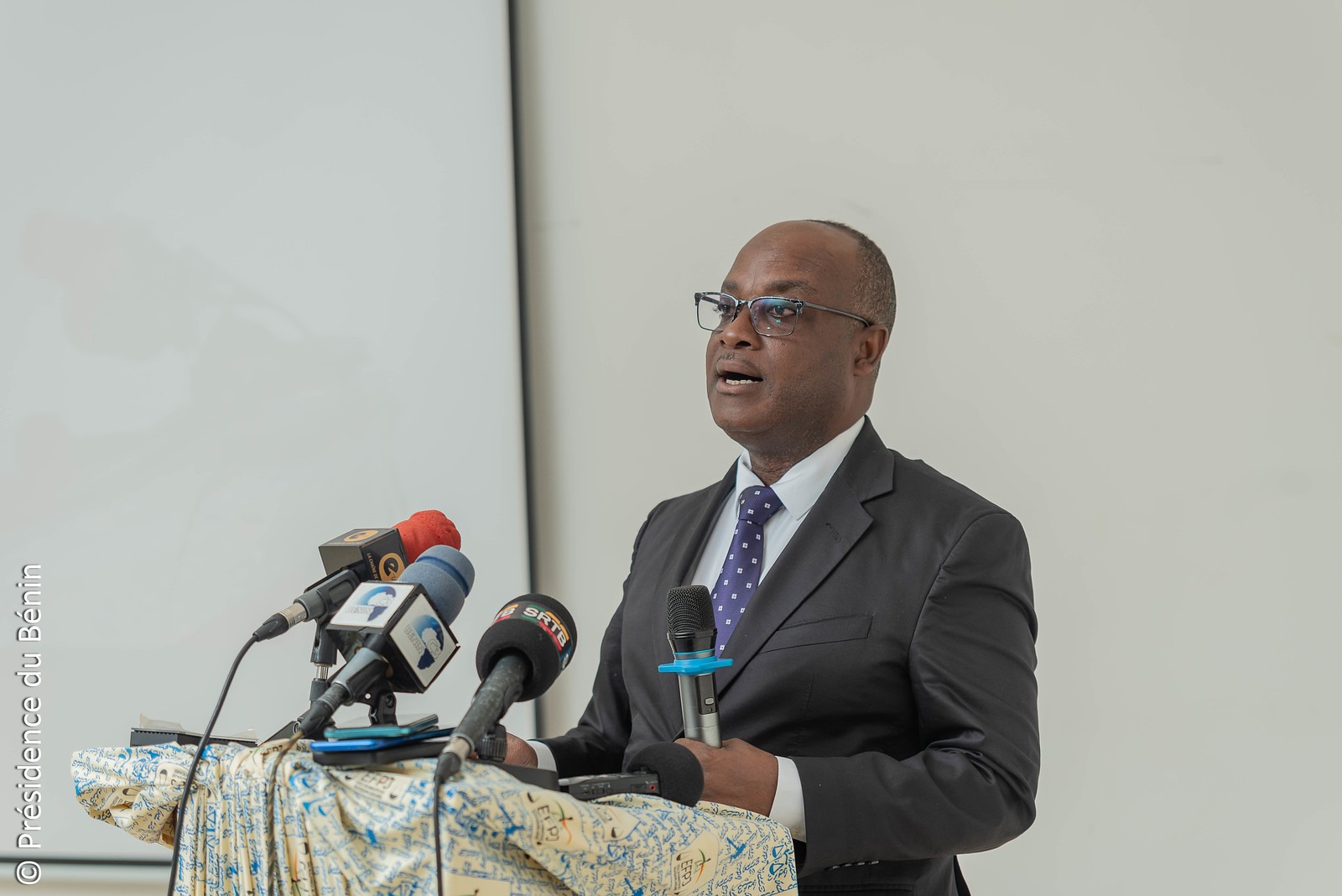 À Cotonou, un colloque de l’EFPJ réunit experts et magistrats pour décrypter l’impact explosif des cryptomonnaies sur le droit africain et tracer les lignes d’une justice prête pour l’ère numérique