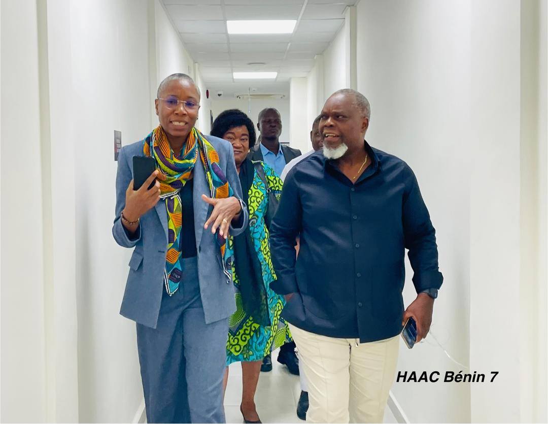 Après l'assaut contre la SRTB, le président de la HAAC, Édouard Loko, exige un "sursaut de patriotisme" des médias béninois. Une déclaration qui marque un tournant dans la régulation de la presse.