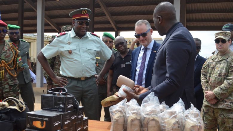 Le Bénin reçoit un don militaire américain de plus d'un milliard FCFA pour l'Opération Mirador. Ce matériel stratégique renforce la lutte contre le terrorisme dans le Nord.
