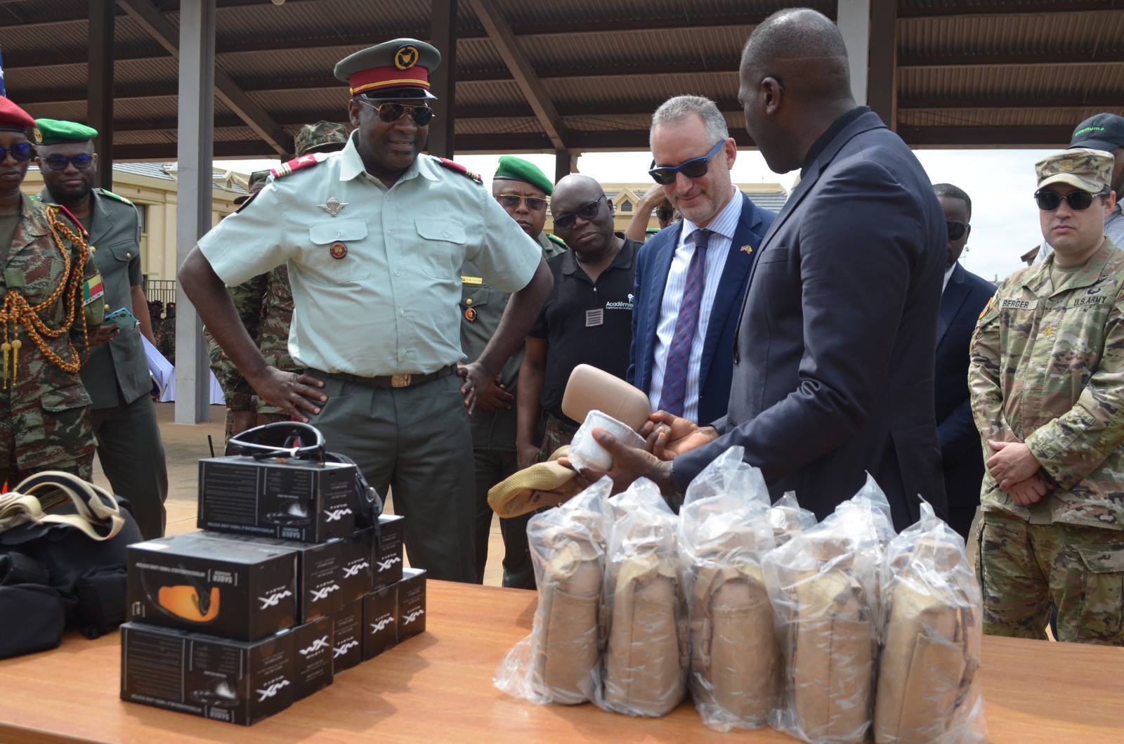 Le Bénin reçoit un don militaire américain de plus d'un milliard FCFA pour l'Opération Mirador. Ce matériel stratégique renforce la lutte contre le terrorisme dans le Nord.
