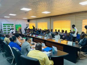 À un mois du scrutin couplé du 11 janvier 2026, la HAAC impose égalité et équité médiatique, tire au sort l’ordre de passage et fait signer une charte aux 5 partis.