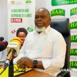 À un mois du scrutin couplé du 11 janvier 2026, la HAAC impose égalité et équité médiatique, tire au sort l’ordre de passage et fait signer une charte aux 5 partis.