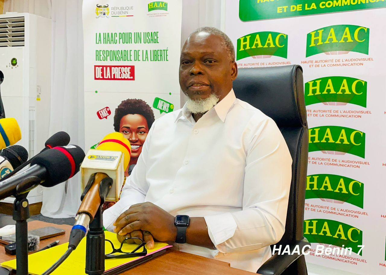 À un mois du scrutin couplé du 11 janvier 2026, la HAAC impose égalité et équité médiatique, tire au sort l’ordre de passage et fait signer une charte aux 5 partis.