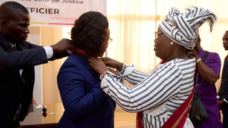 La professeure Dandi Gnamou, présidente de la Haute Cour de Justice, a été élevée au grade de Grand officier de l'Ordre national du Bénin. Retour sur un parcours d'exception.