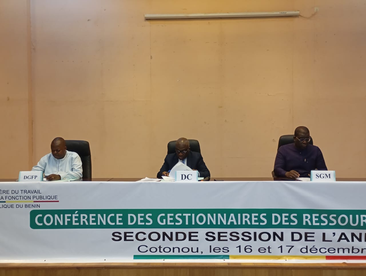 Gestion des ressources humaines de l’État : le Bénin renforce ses pratiques RH, harmonise ses procédures et prépare le SIGRH-Paie pour optimiser la performance administrative.