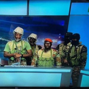 Le "coup de 45 minutes" qui a secoué Cotonou. Retour sur l'échec du putsch au Bénin et l'analyse des fractures internes (armée, politique) dans ce bastion de la démocratie ouest-africaine.