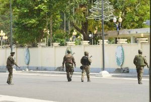 Le "coup de 45 minutes" qui a secoué Cotonou. Retour sur l'échec du putsch au Bénin et l'analyse des fractures internes (armée, politique) dans ce bastion de la démocratie ouest-africaine.