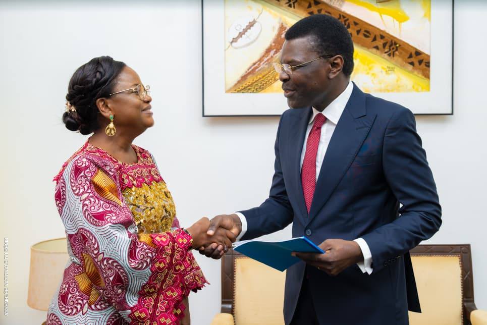 Bénin : Djogbénou reçoit la présidente de la Haute Cour de justice à l’Assemblée nationale