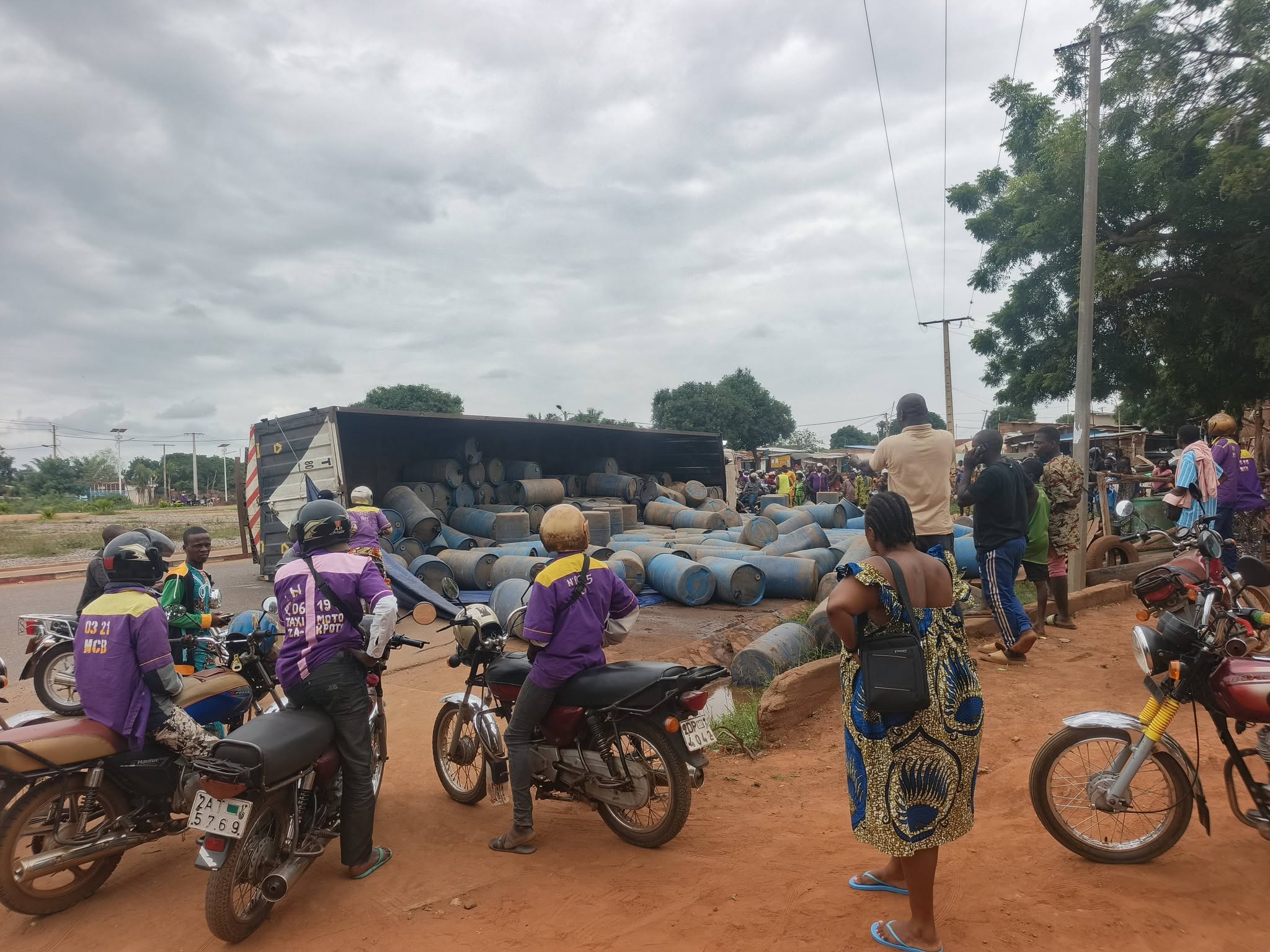 Bohicon : un camion de Sodabi se renverse à Sodohomè